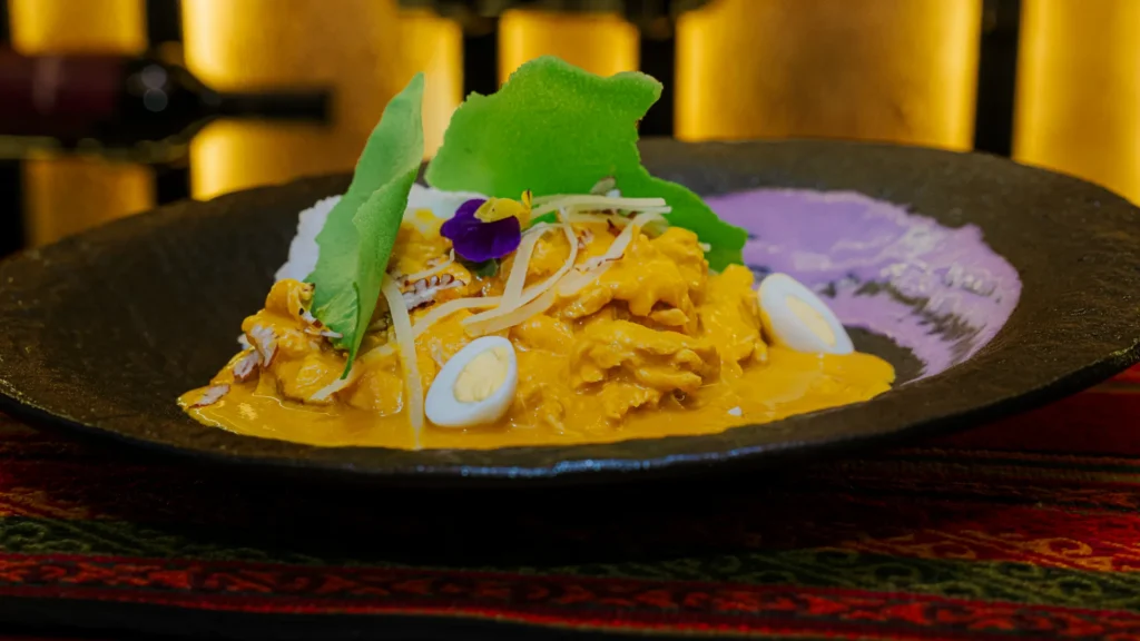 Ají de gallina con puré de papa morada en el restaurante Moray, Cusco