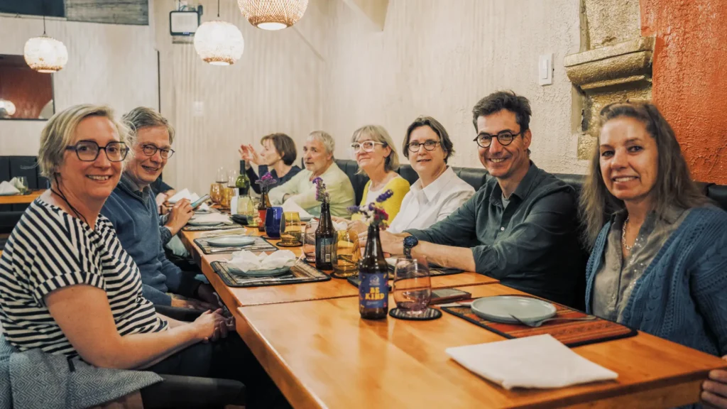 Grupo de comensales en una mesa larga del restaurante Moray, Cusco