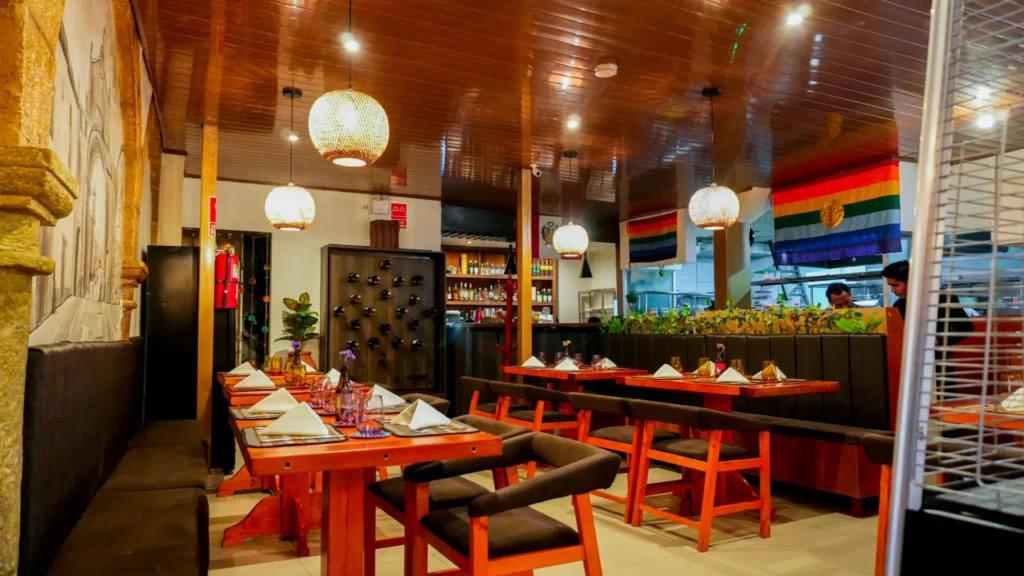 Salón alargado con tejidos andinos en el restaurante Moray, Cusco