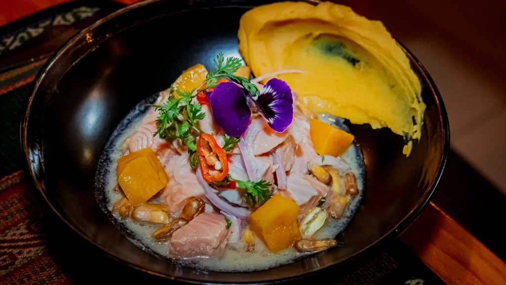 Ceviche de trucha de río con camote y choclo en Moray, Cusco